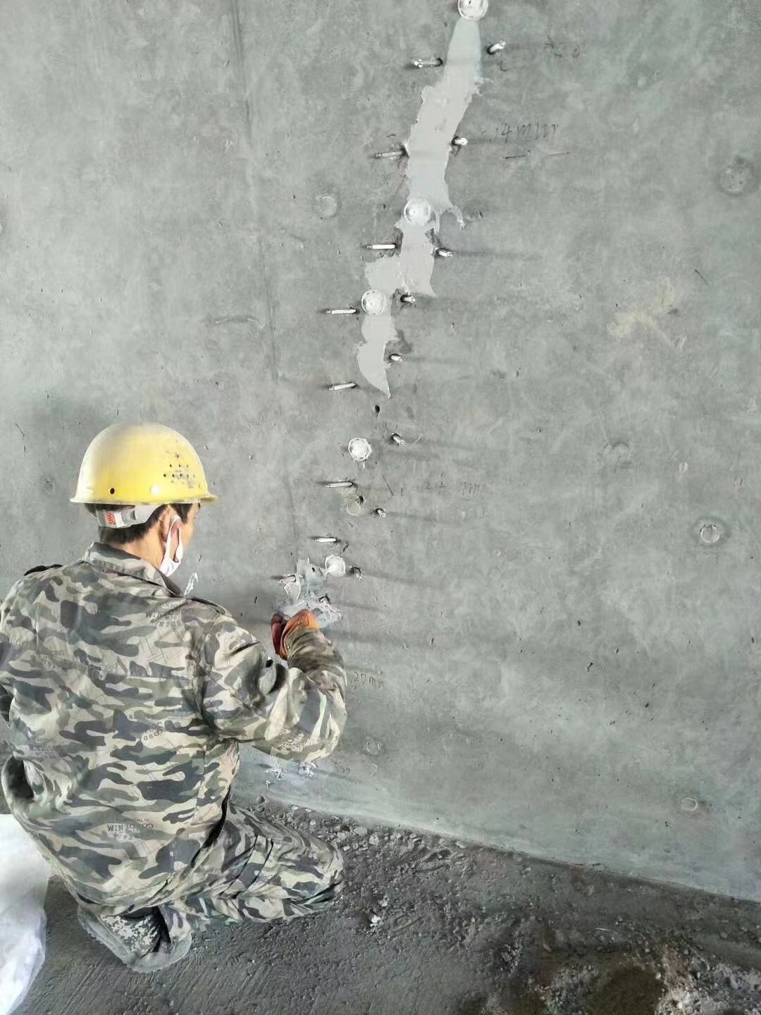 铜仁混凝土楼板裂缝加固施工的方案